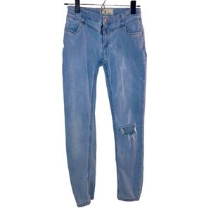 Free People Light Blue Wash Distressed Cropped Stretchy Skinny Jeans. Size 26.